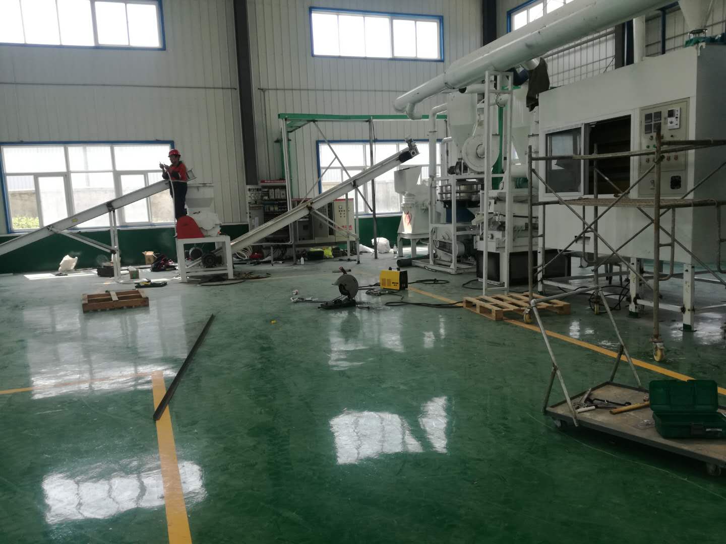 世邦機械可為用戶量身定做各種規格型號的電路板回收設備